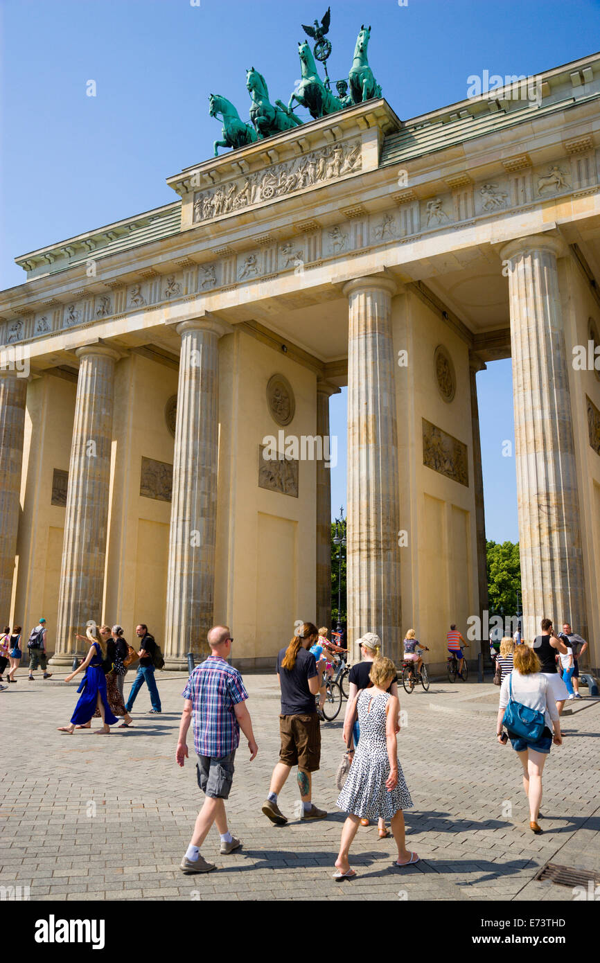 Germania, Berlino Mitte, visite turistiche nella porta di Brandeburgo, Brandenburger Tor in Pariser Platz portando a Unter den Linden Foto Stock