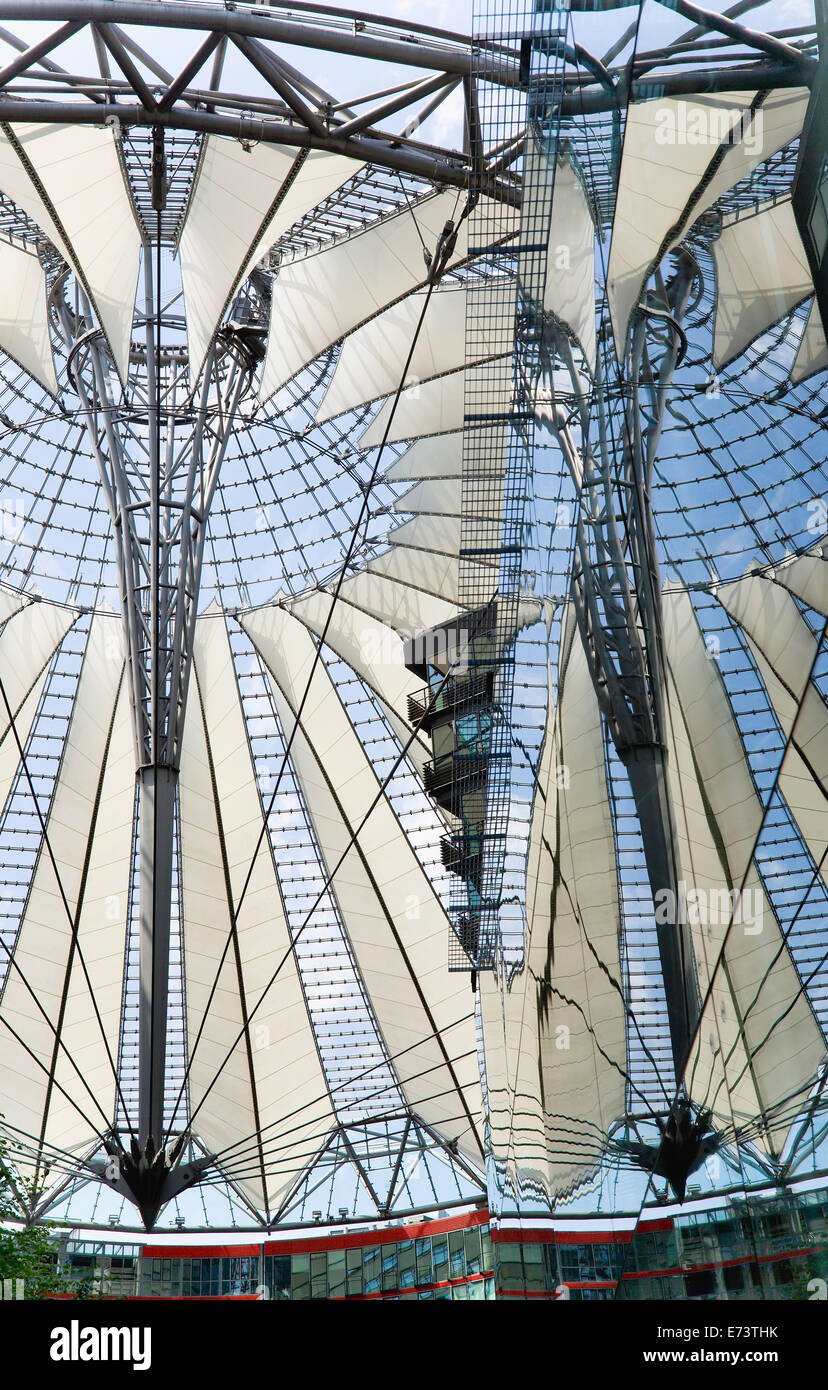 Germania, Berlino Mitte, Potsdamer Platz, il Sony Center progettato dall architetto Helmut Jahn con la tettoia sopra centrale del Forum. Foto Stock