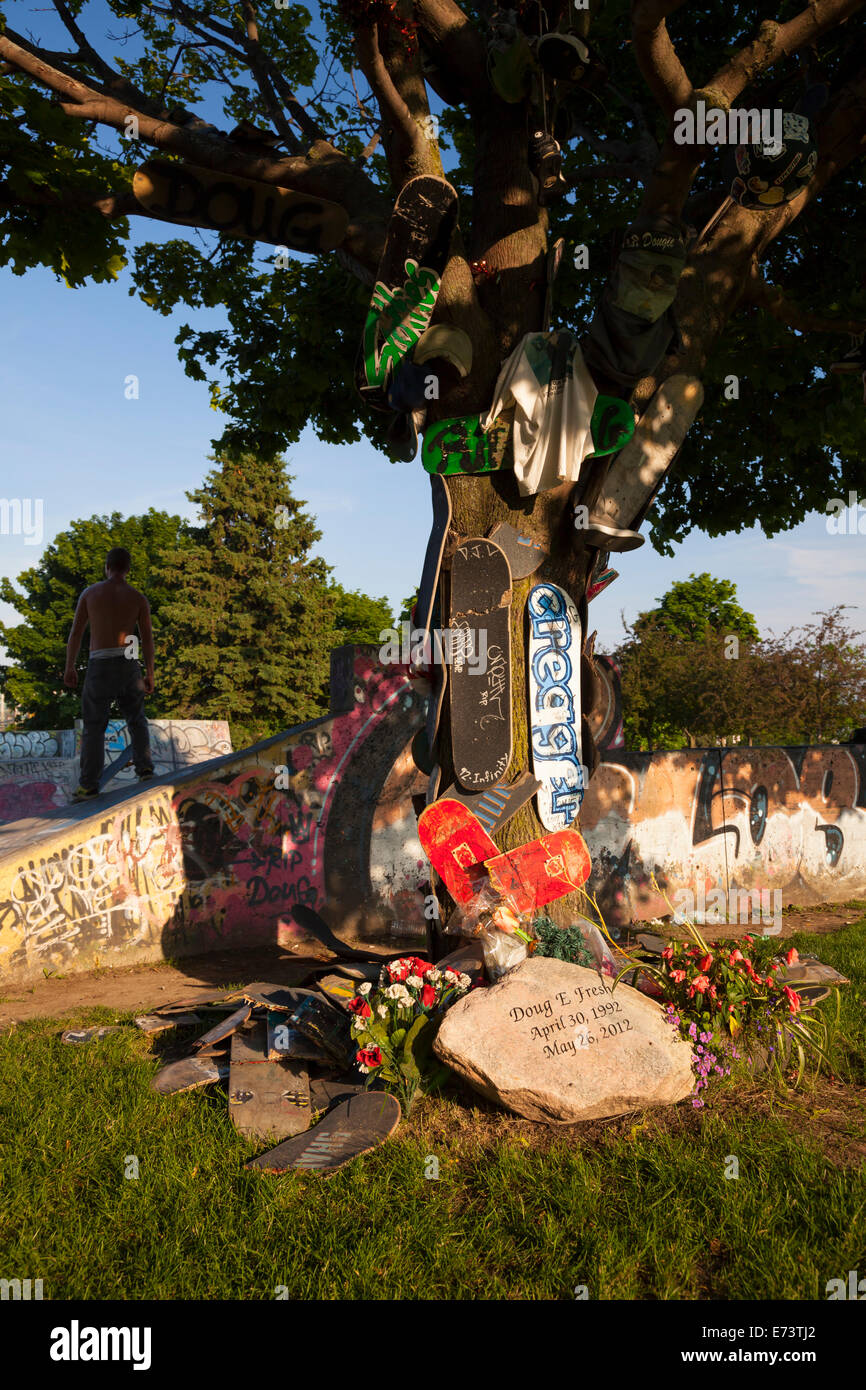 Un memoriale per un guidatore di skateboard morto nel maggio 2012. Con un pattinatore in piedi in background. Whitby, Ontario, Canada. Foto Stock