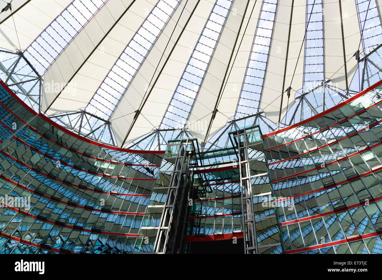 Germania, Berlino Mitte, Potsdamer Platz, il Sony Center progettato dall architetto Helmut Jahn con la tettoia sopra centrale del Forum. Foto Stock