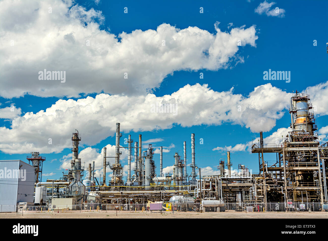 Raffineria di petrolio e cielo blu con nuvole Foto Stock