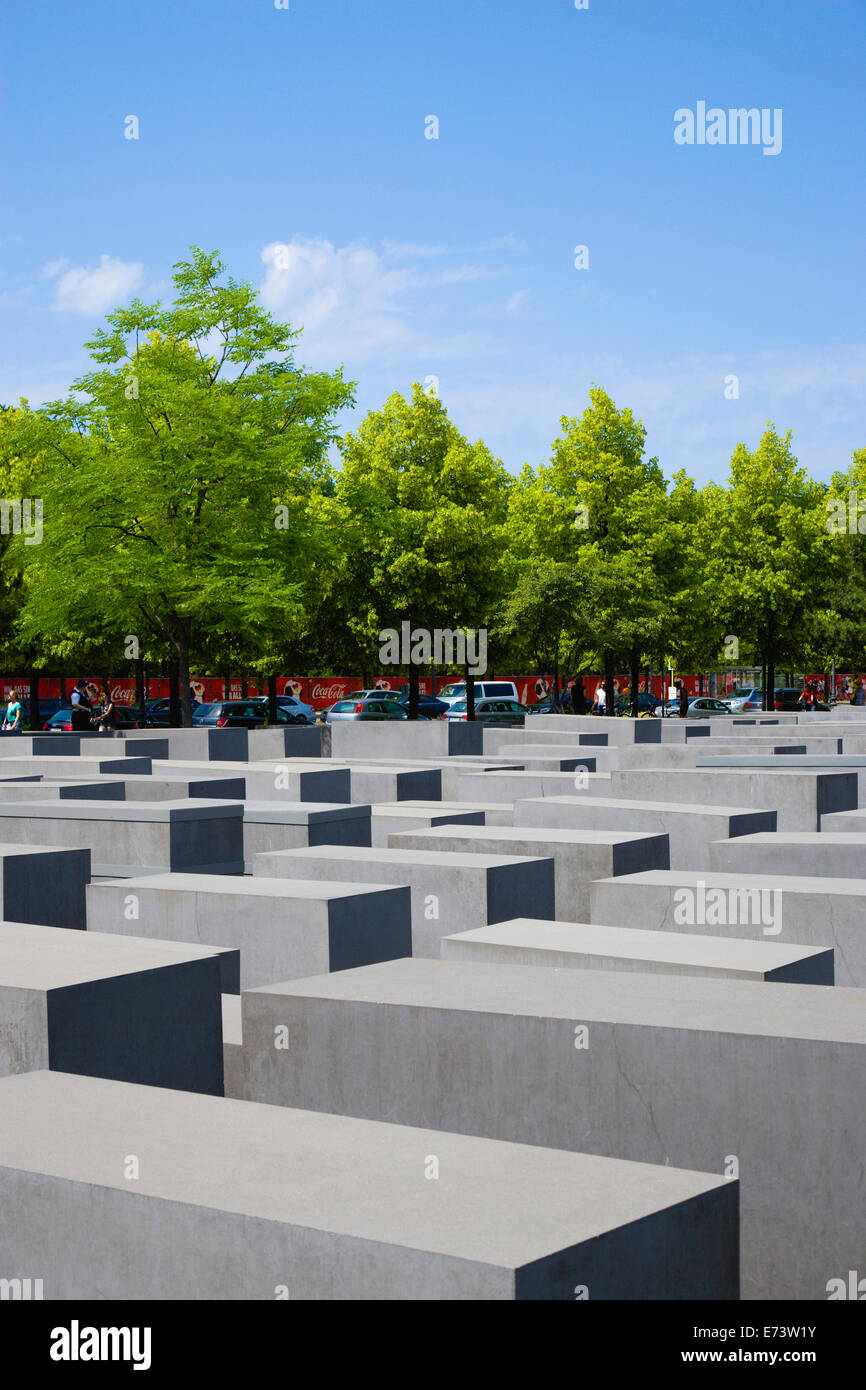 Germania, Berlino Mitte, Memoriale dell Olocausto progettato dall architetto statunitense Peter Eisenmann con un campo di lastre in grigio. Foto Stock