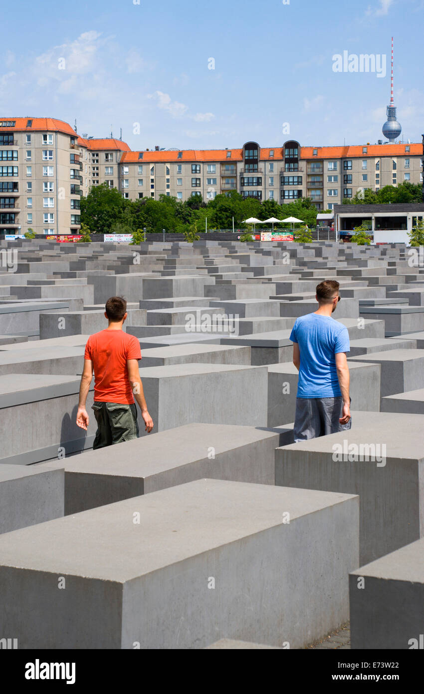 Germania, Berlino Mitte, Memoriale dell Olocausto progettato dall architetto statunitense Peter Eisenmann con un campo di grigio. Foto Stock