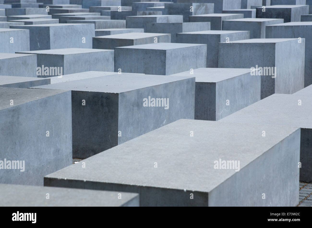 Germania, Berlino Mitte, Memoriale dell Olocausto progettato dall architetto statunitense Peter Eisenmann con un campo di lastre in grigio. Foto Stock