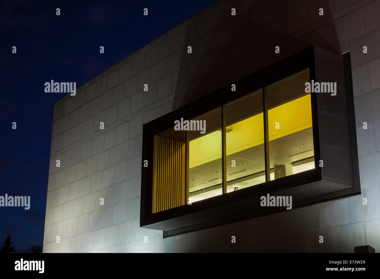 Un dettaglio architettonico colpo di una finestra in corrispondenza della 'Whitby biblioteca pubblica' nel centro cittadino di Whitby, Ontario, Canada. Foto Stock