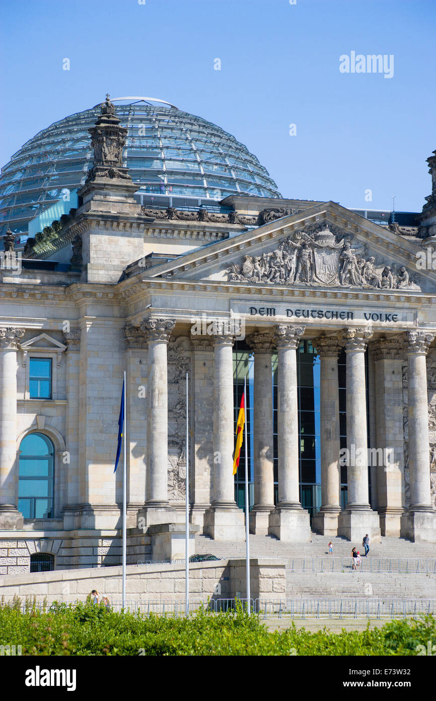 Germania, Berlino Mitte, l'Edificio del Reichstag nel Tiergarten con il inscrption Dem Volke Deucschen, per il popolo tedesco. Foto Stock