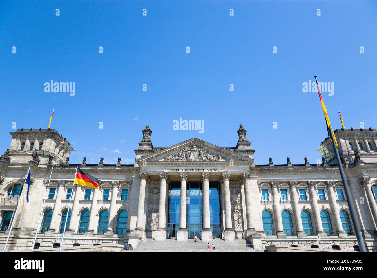 Germania, Berlino Mitte, l'Edificio del Reichstag nel Tiergarten con il tedesco bandiere da pennoni. Foto Stock