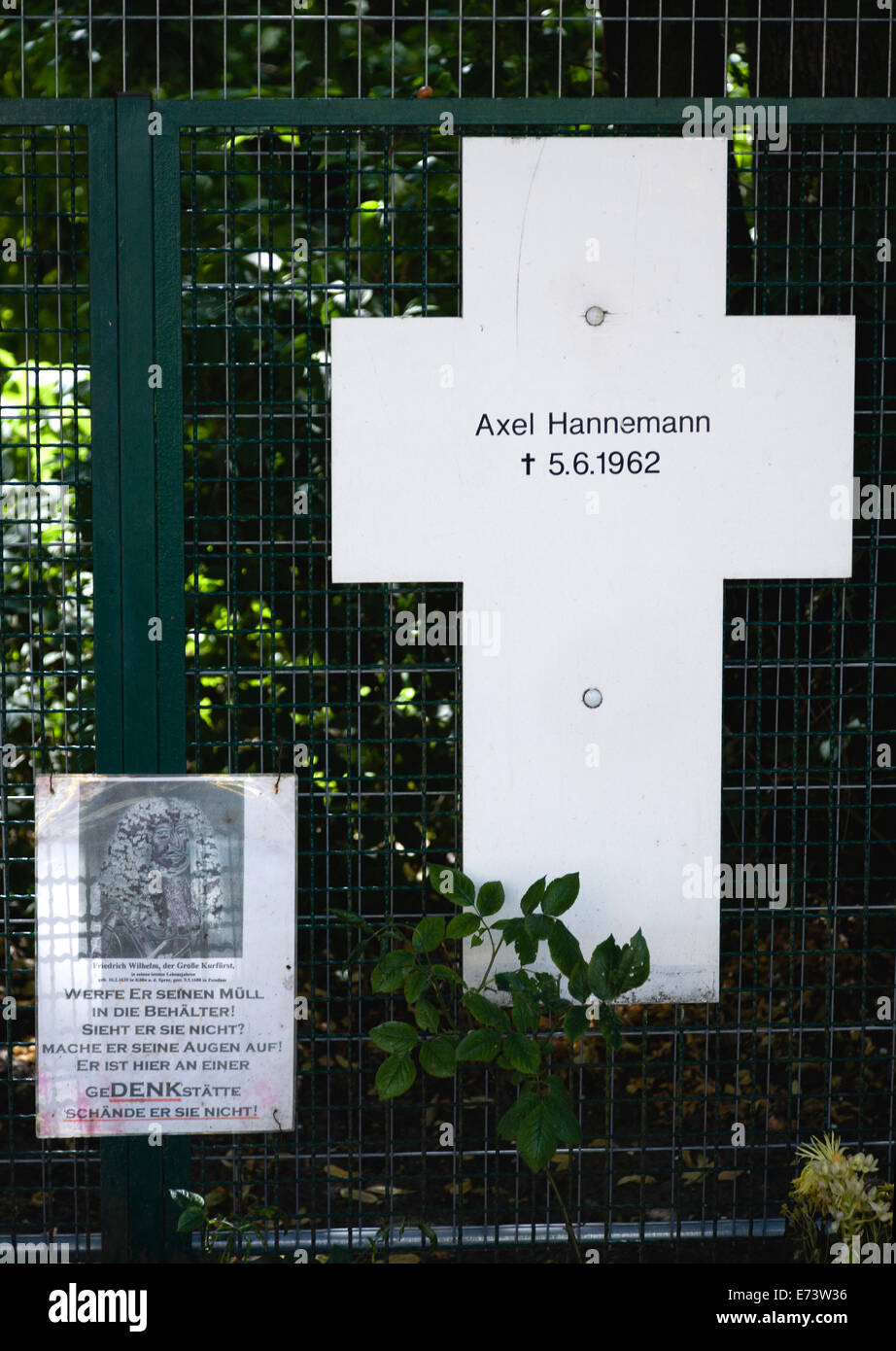Germania, Berlino Mitte, memoriale di un Oriente denominata tedesco Axel Hannamann ucciso cercando di attraversare la parete vicino alla Porta di Brandeburgo. Foto Stock