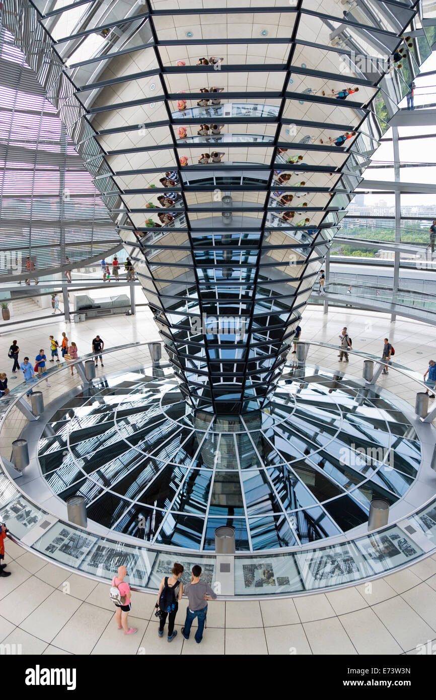 Germania, Berlino Mitte Tiergarten, interno della cupola di vetro sulla parte superiore dell'Edificio del Reichstag progettata dall'architetto Norman Foster. Foto Stock