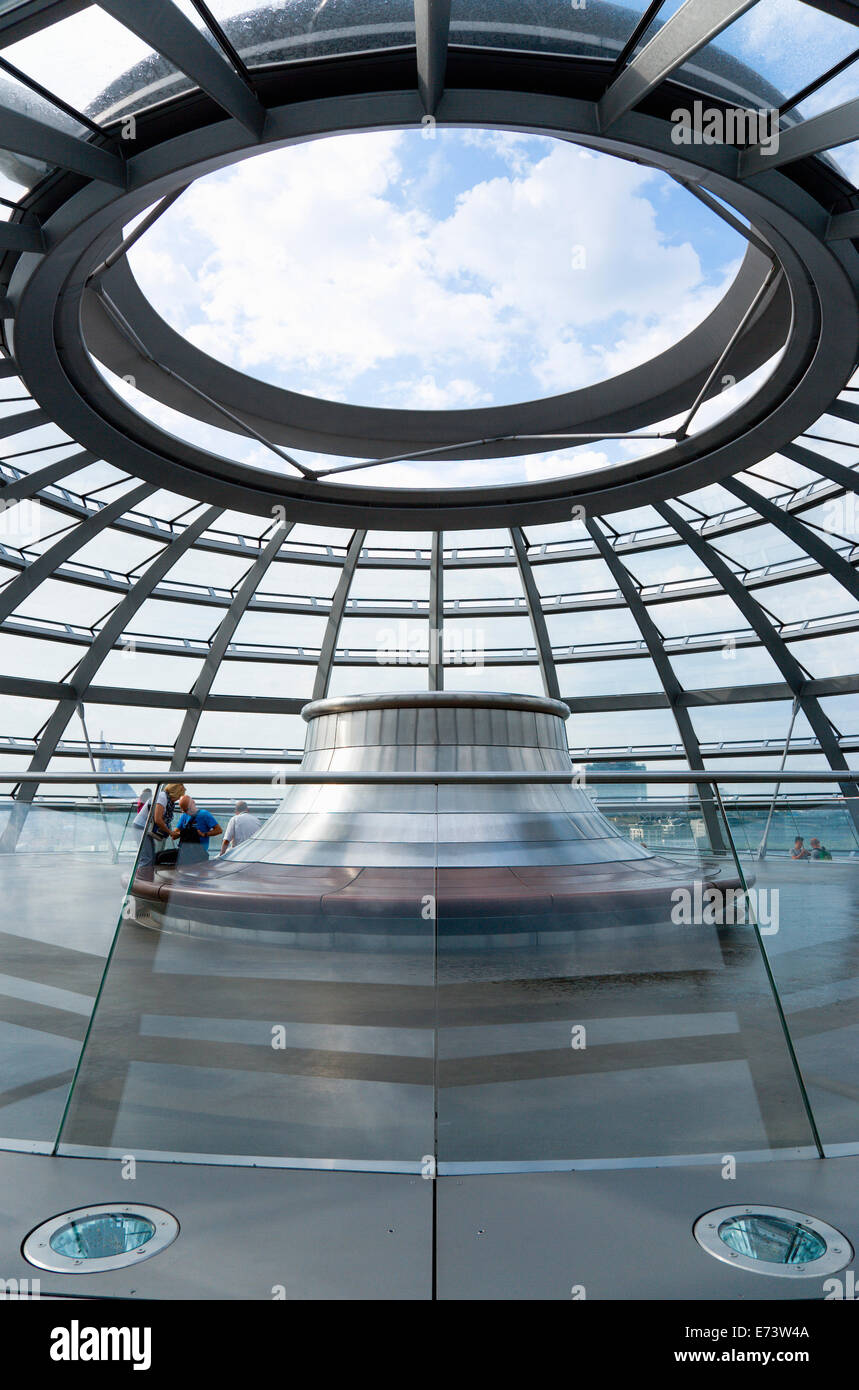 Germania, Berlino Mitte Tiergarten, hot diffusore a cupola di vetro sulla parte superiore dell edificio del Reichstag progettata dall'architetto Norman Foster. Foto Stock