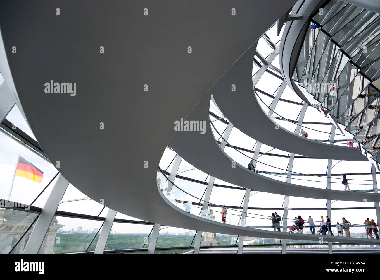 Germania, Berlino Mitte, interno della cupola di vetro con rampe e specchi sulla sommità del Reichstag progettata dall'architetto Norman Foster. Foto Stock