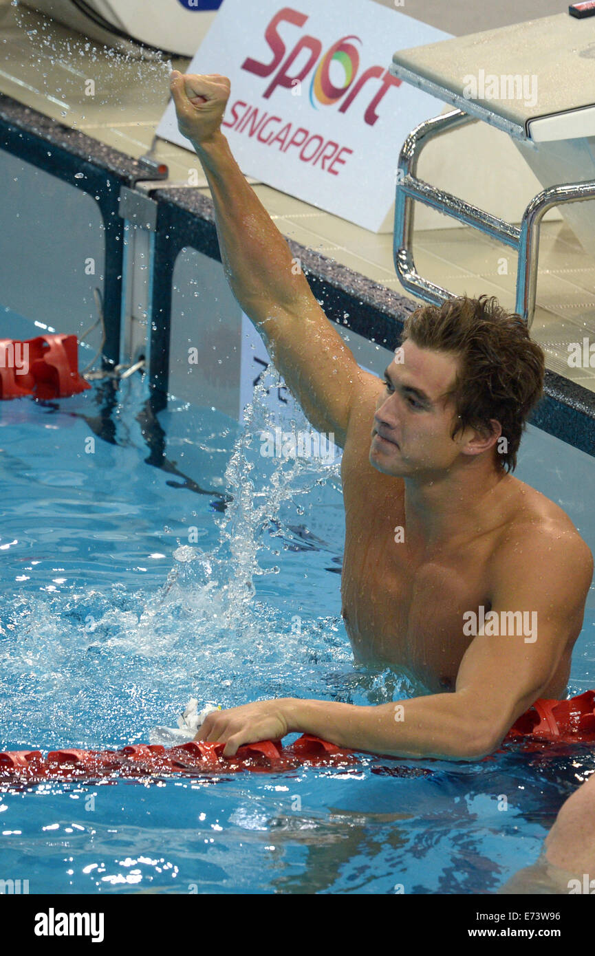 Singapore. 5 Sep, 2014. Nathan Adrian degli Stati Uniti celebra dopo l'uomo 50m evento freestyle durante la nuotata Singapore stelle sfida tenutasi a Singapore sportivo del mozzo OCBC Aquatic Centre sul Sett. 5, 2014. Credito: Quindi Chih Wey/Xinhua/Alamy Live News Foto Stock