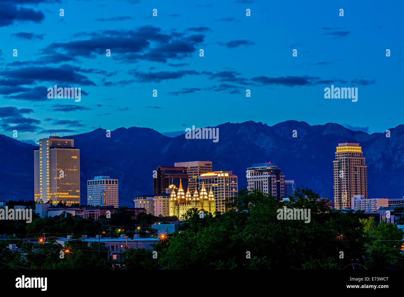 Salt Lake City Utah skyline di notte blu cielo Foto Stock