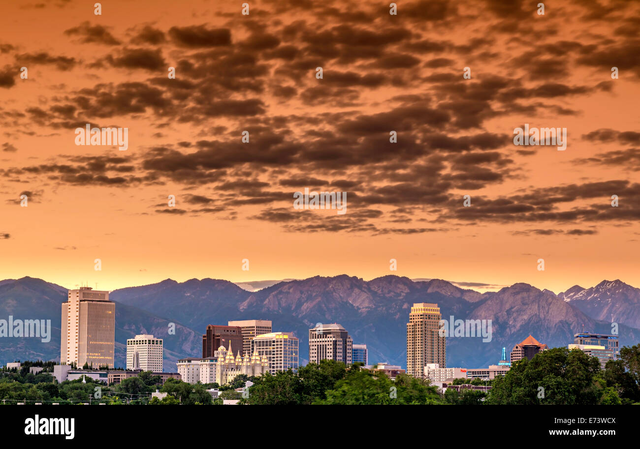 Mattino cielo arancione su di Salt Lake City, Utah Foto Stock