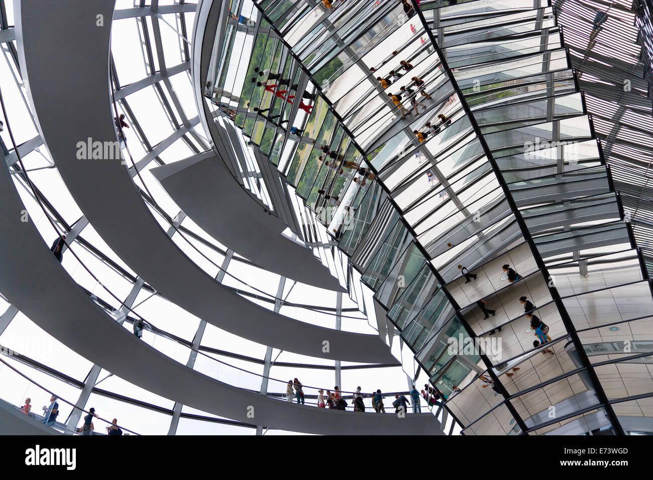 Germania, Berlino Mitte, interno della cupola di vetro con rampe e specchi sulla sommità del Reichstag progettata dall'architetto Norman Foster. Foto Stock