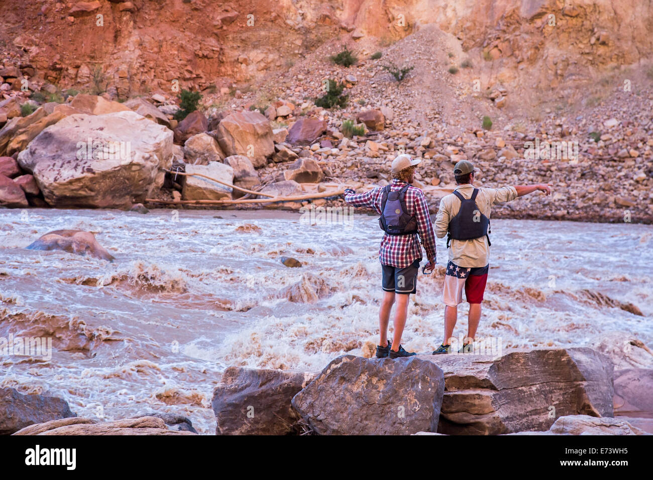 Il Parco Nazionale di Canyonlands, Utah - guide scout Grande discesa 3 rapids durante un viaggio in zattera sul fiume Colorado. Foto Stock