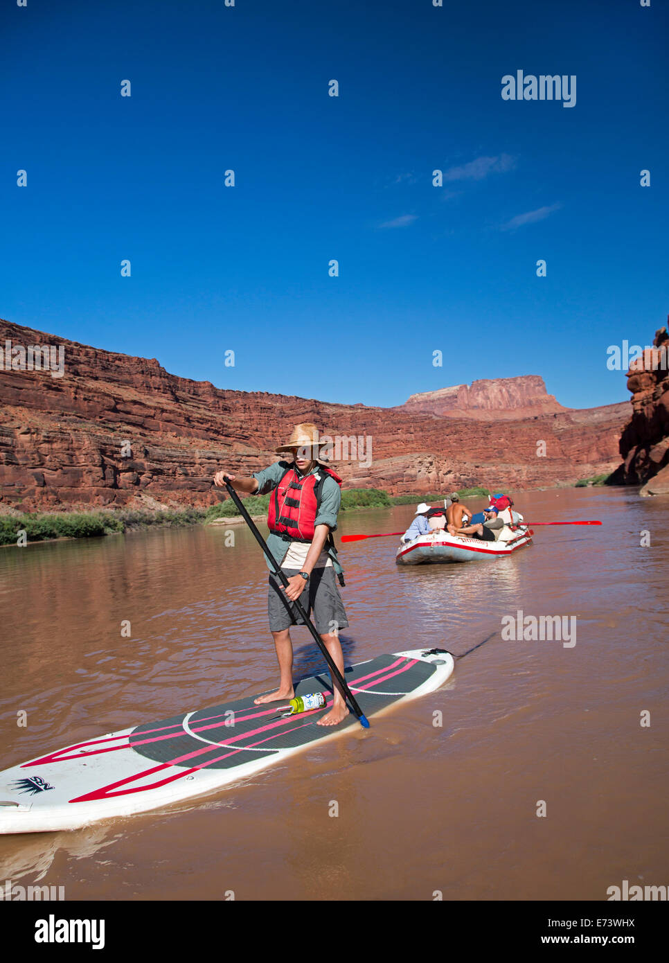 Il Parco Nazionale di Canyonlands, Utah - Joe West, 15, pagaie un gonfiabile stand up paddleboard durante un viaggio in zattera Foto Stock