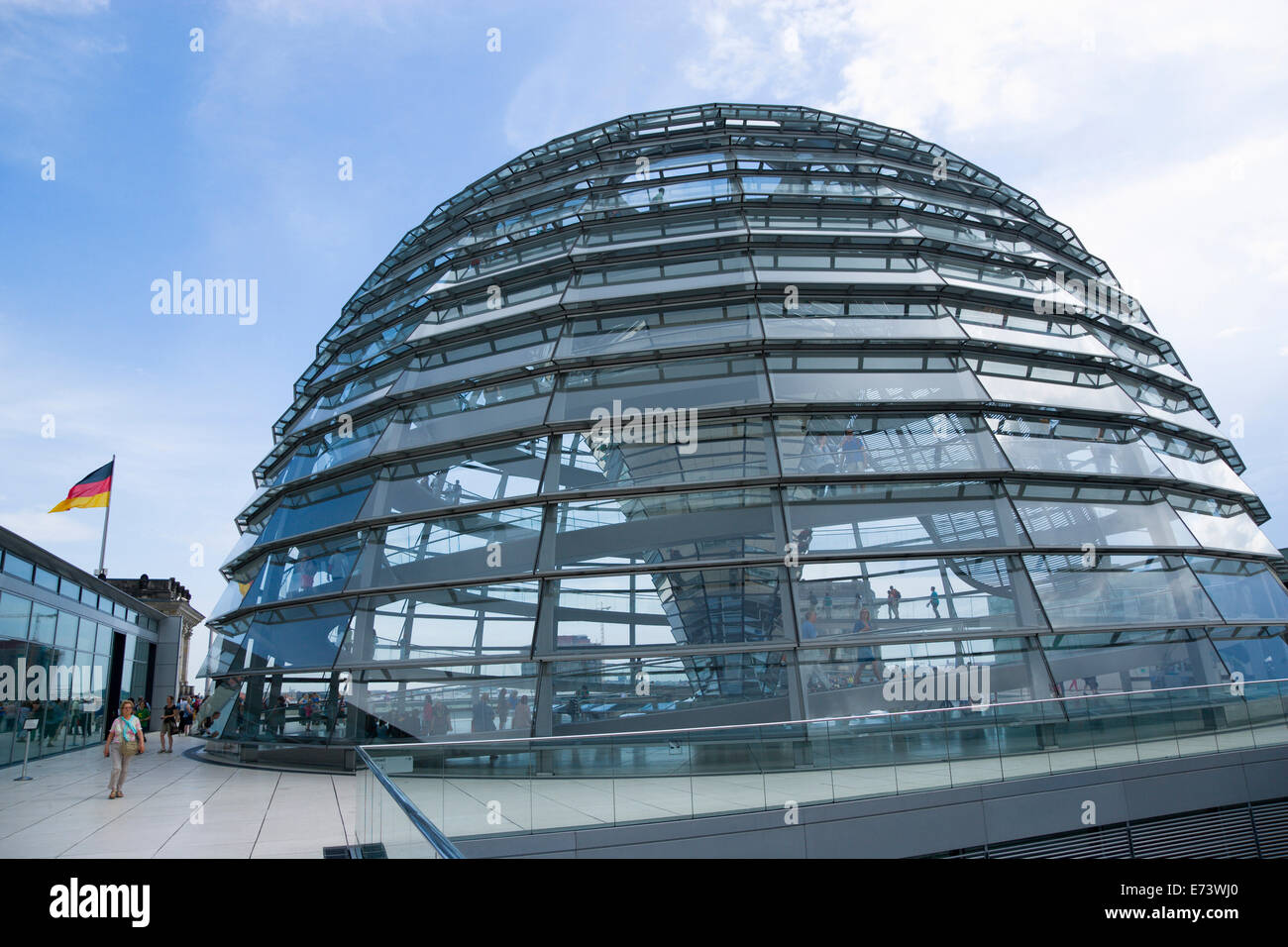 Germania, Berlino Mitte Tiergarten, esterno della cupola di vetro sulla parte superiore dell'Edificio del Reichstag progettata dall'architetto Norman Foster. Foto Stock