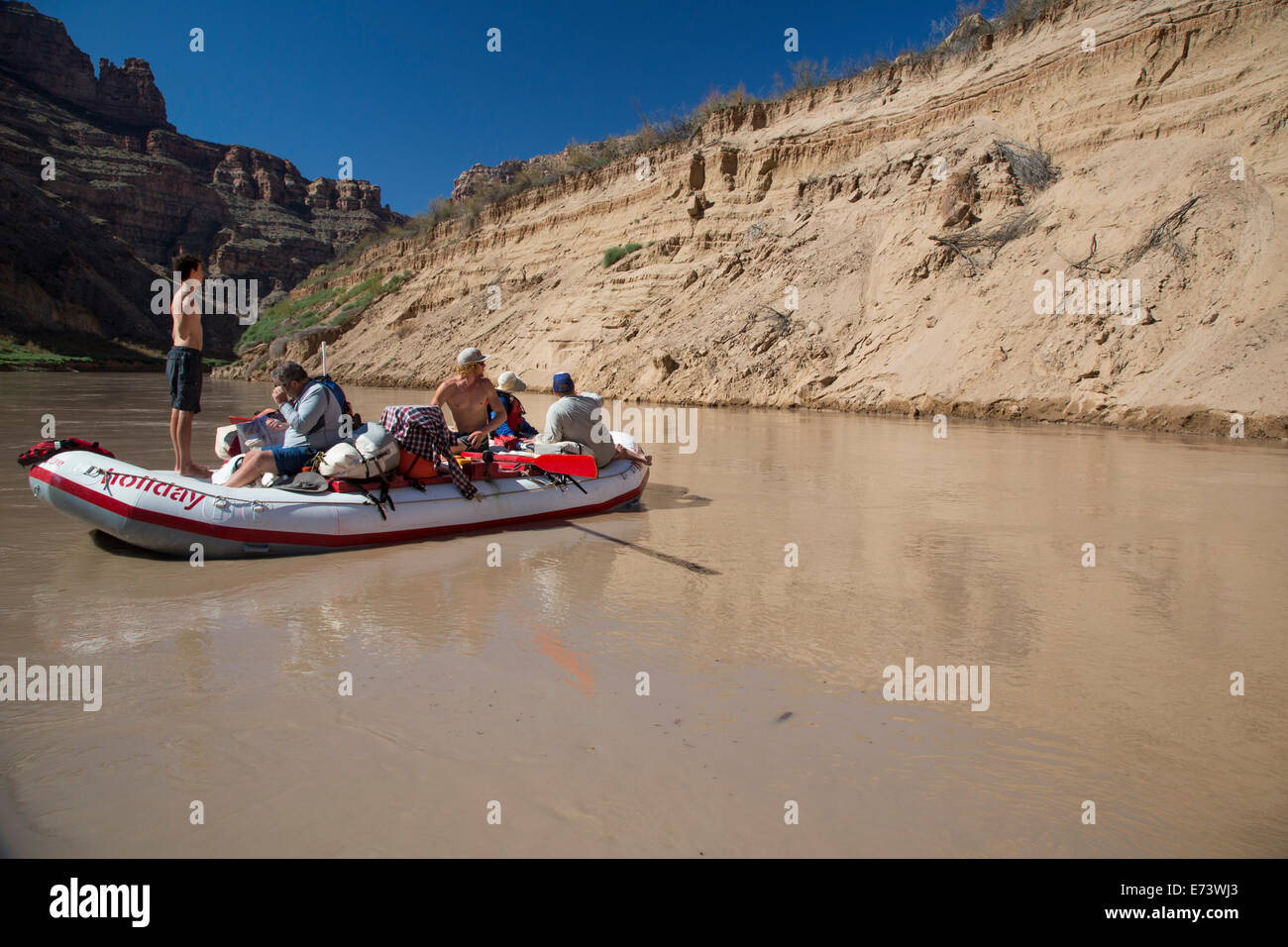 Glen Canyon National Recreation Area, Utah - Puntoni galleggiante passato una banca di fango e limo precedentemente sul fondo del lago Powell. Foto Stock