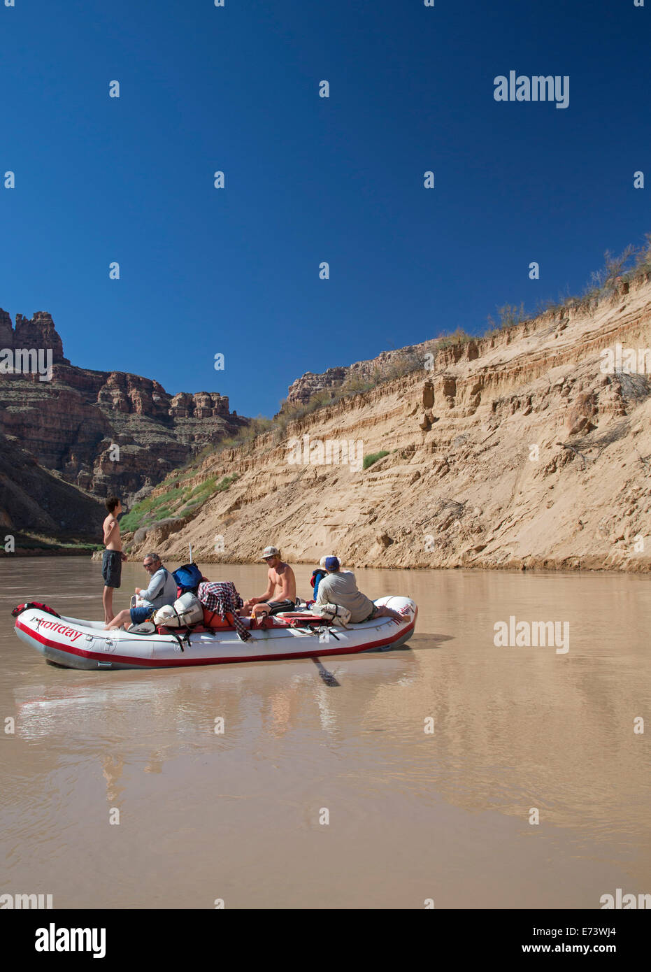 Glen Canyon National Recreation Area, Utah - Puntoni galleggiante passato una banca di fango e limo precedentemente sul fondo del lago Powell. Foto Stock