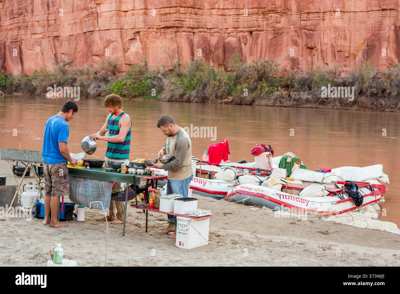 Il Parco Nazionale di Canyonlands, Utah - Fiume guide preparare un pasto durante un viaggio in zattera sul fiume Colorado Foto Stock