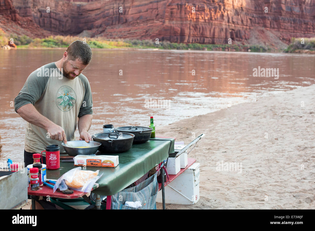 Il Parco Nazionale di Canyonlands, Utah - Un fiume guide prepara un pasto durante un viaggio in zattera sul fiume Colorado Foto Stock