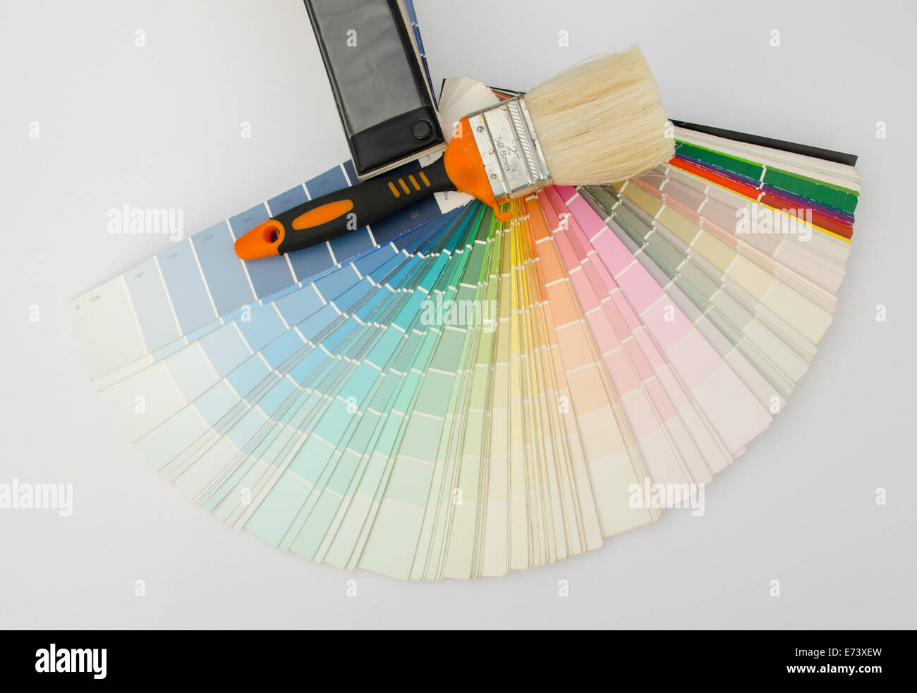 Tavolozza di colori sfumature esempi e pennello sulla tavolozza Foto Stock