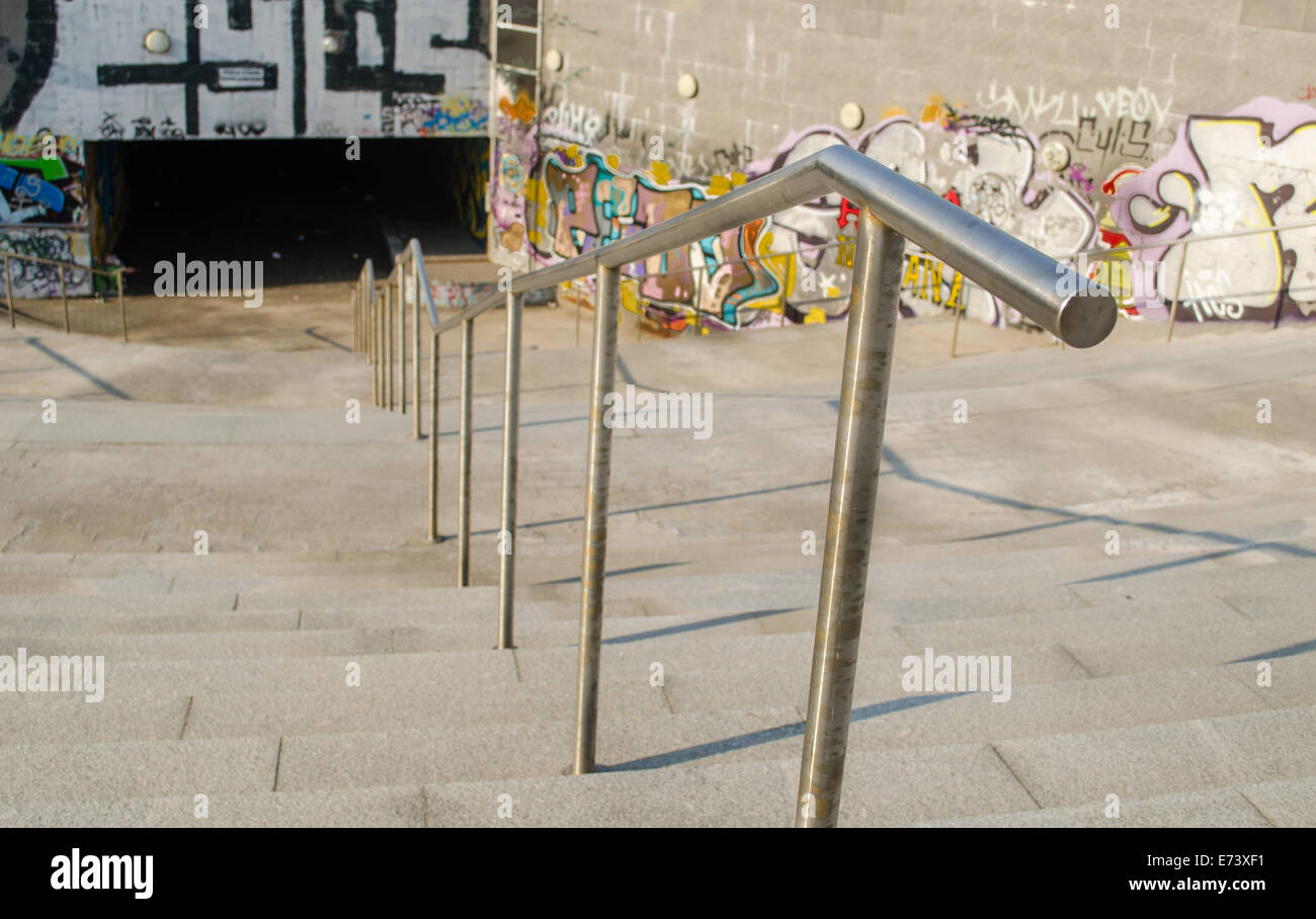 Ferro ringhiere per scale che portano alla fermata della metropolitana street attraversamento Foto Stock