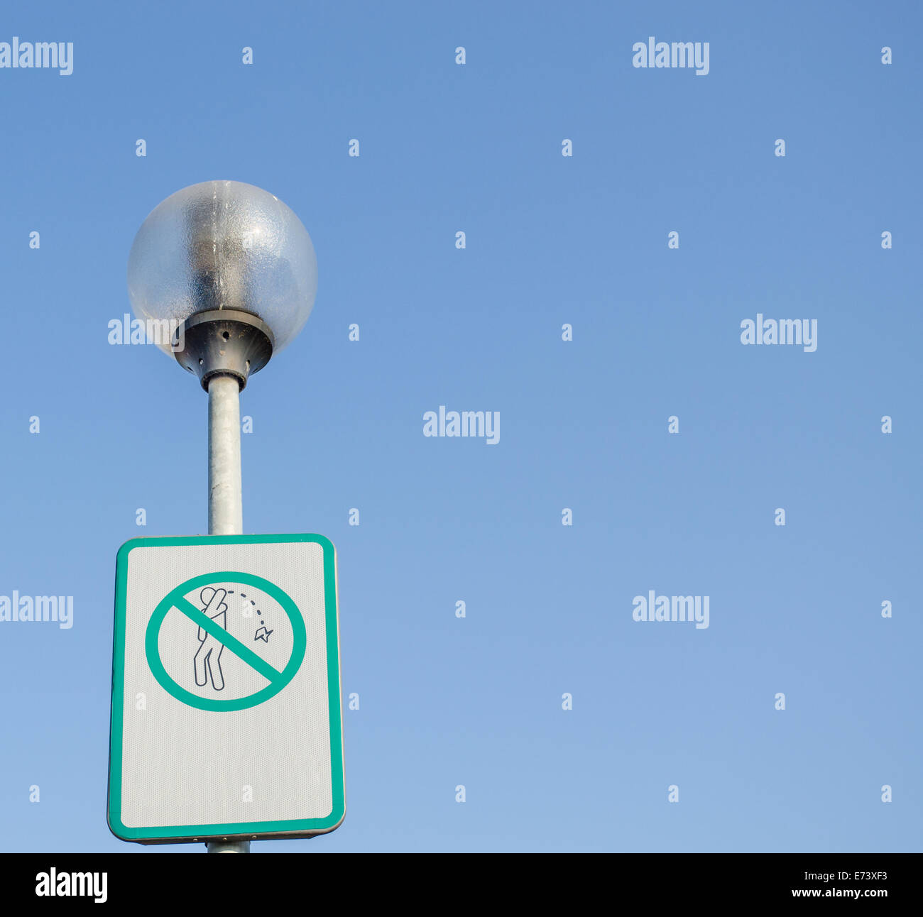 Le informazioni di avvertimento strada segno il divieto di imbrattando le strade con il lituano iscrizione sul lampione Foto Stock