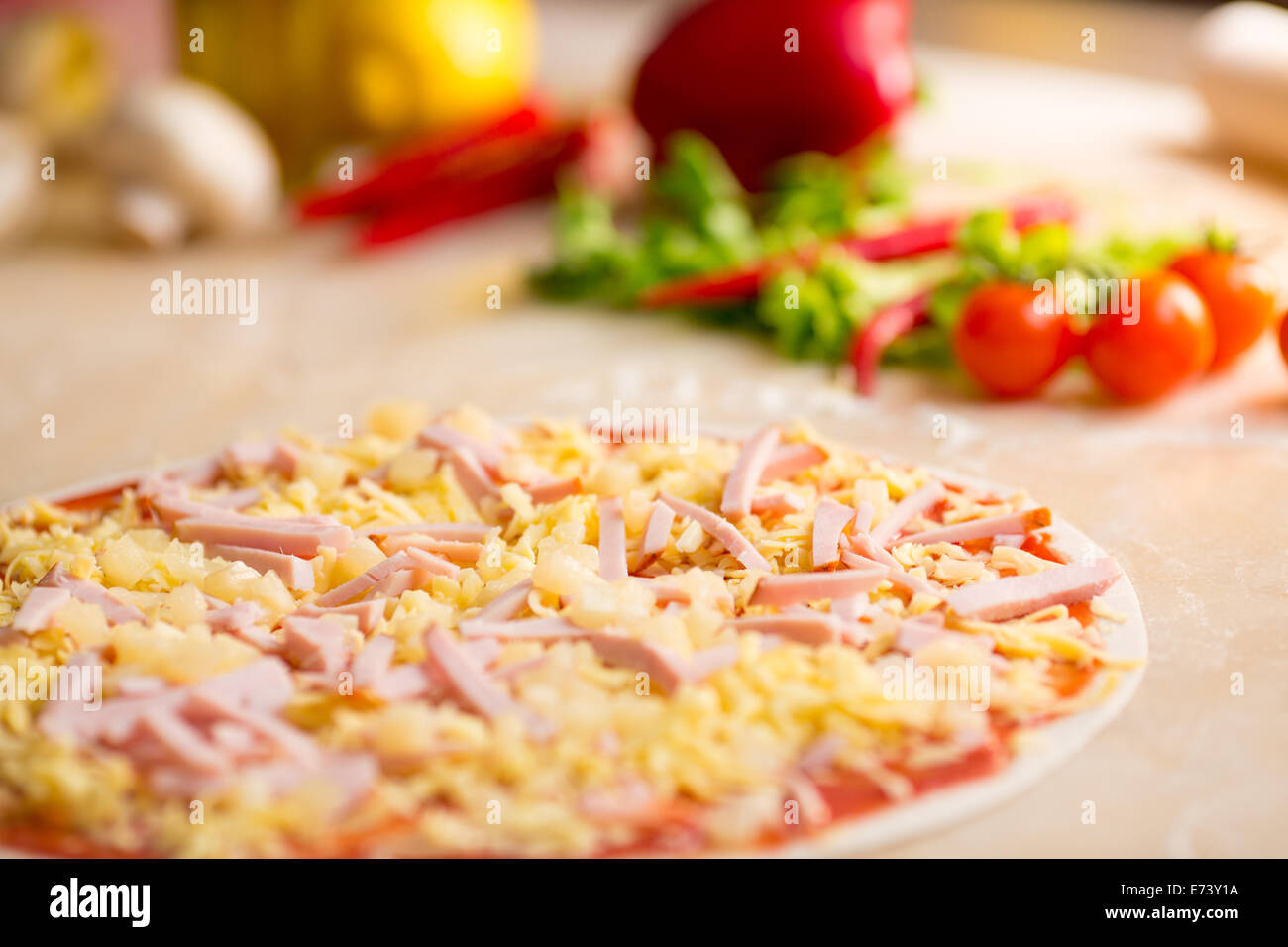 Pizza italiana carbonara con ananassi rendendo Foto Stock