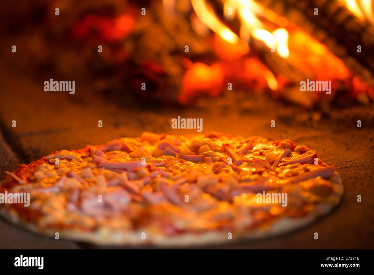 La cottura della pizza in forno Foto Stock