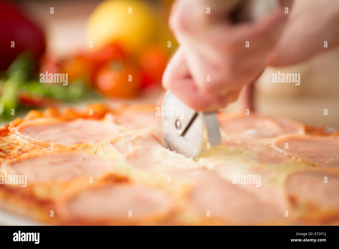 Porzioni di Pizza il taglio da parte del coltello Foto Stock