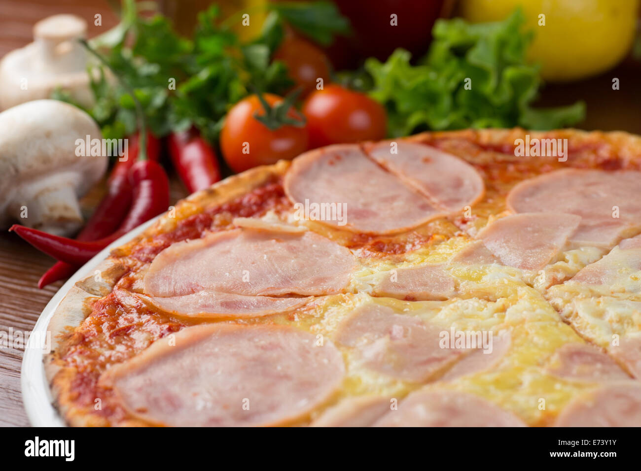 Pizza carbonara con verdure e funghi su un tavolo di legno Foto Stock