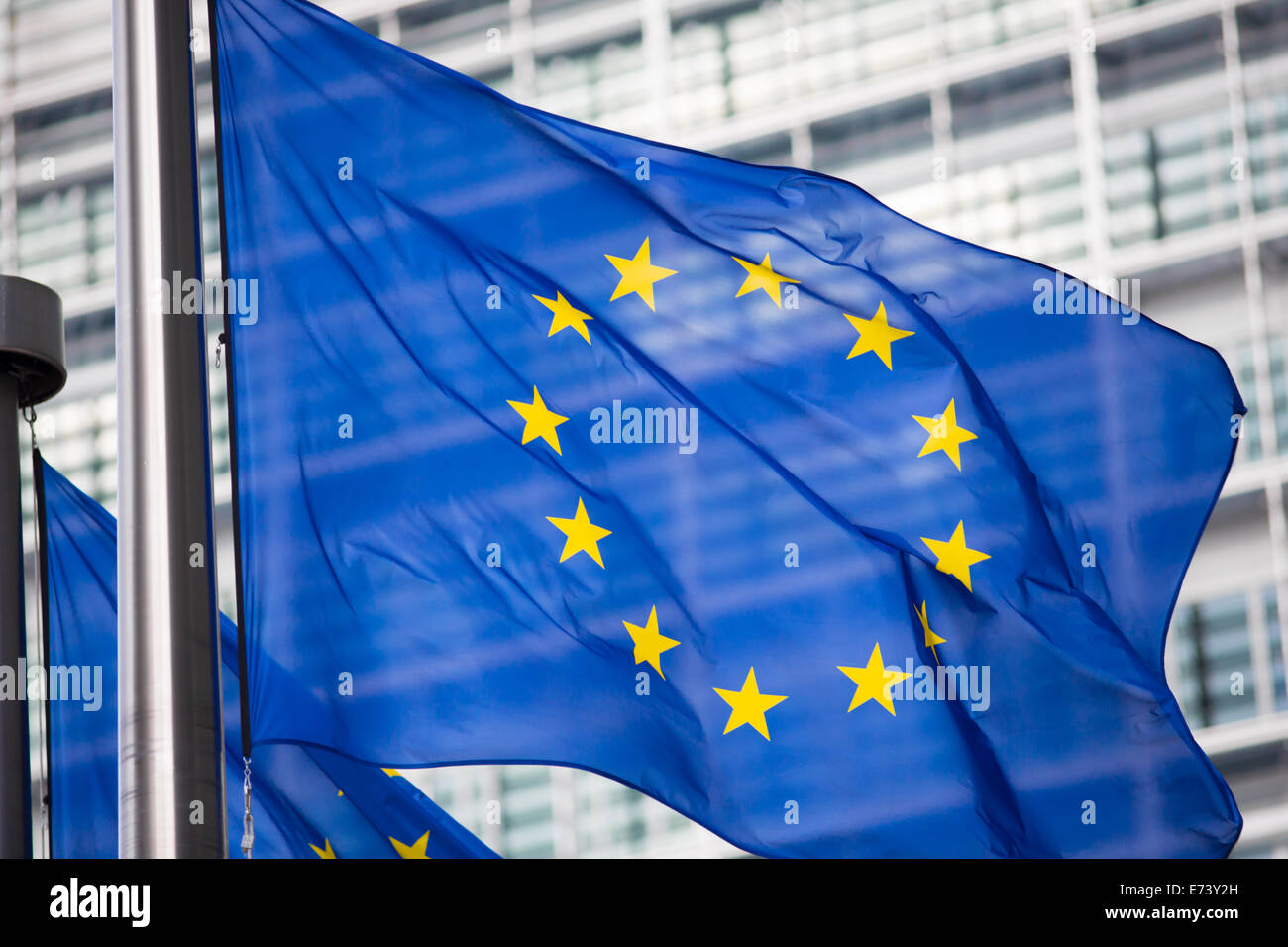 Bandiera dell'UE di fronte all edificio Berlaymont facciata Foto Stock