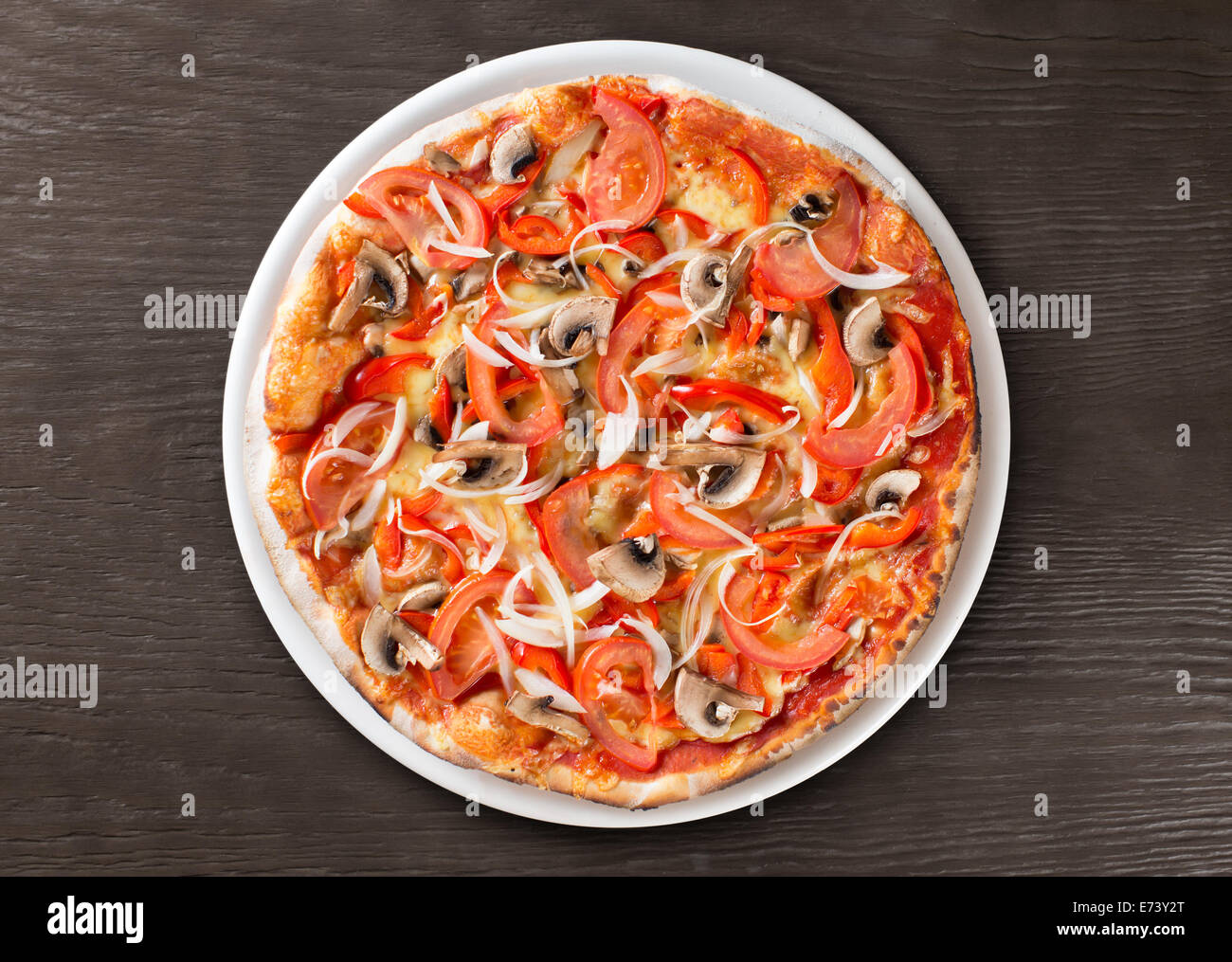 Pizza italiana vista dall'alto sul tavolo di legno Foto Stock