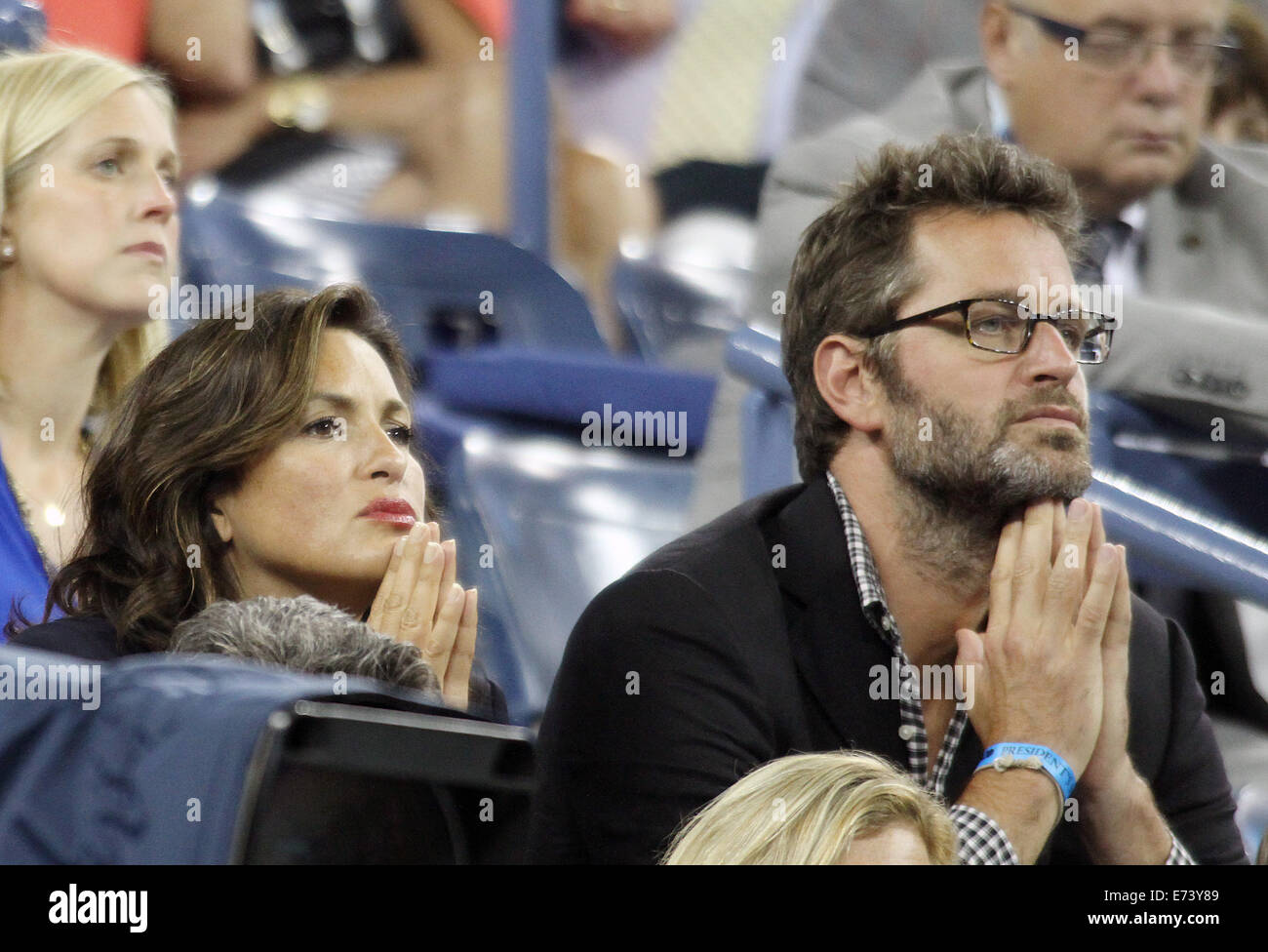 La città di New York, New York, Stati Uniti d'America. 4 Sep, 2014. L'attrice Mariska Hargitay e il marito attore Peter Hermann frequentare il 2014 US Open Mens' quarto gioco finale tra Roger Federer e Gael Monfils il 5 settembre 2014 presso il National Tennis Center nel Queens, a New York City. © Marcel Thomas/ZUMA filo/Alamy Live News Foto Stock