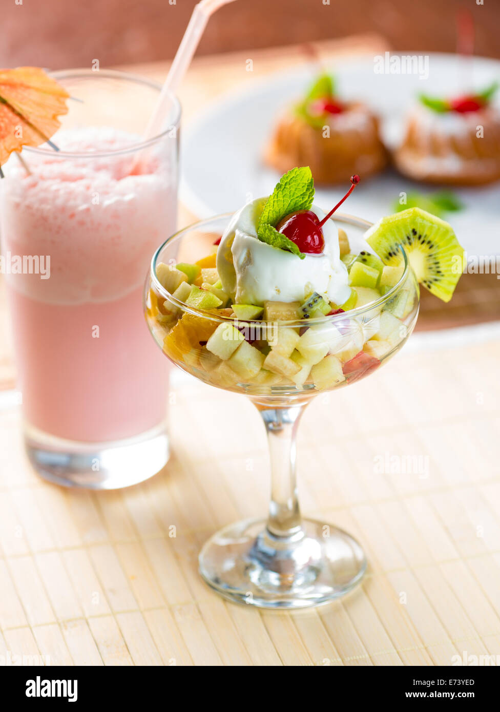 Dessert di frutta con gelato sul tavolo in cafe Foto Stock