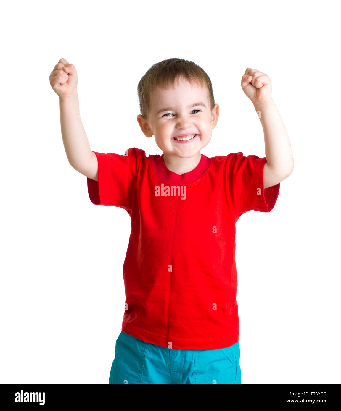 Capretto felice in rosso tshirt con mani in alto isolato Foto Stock