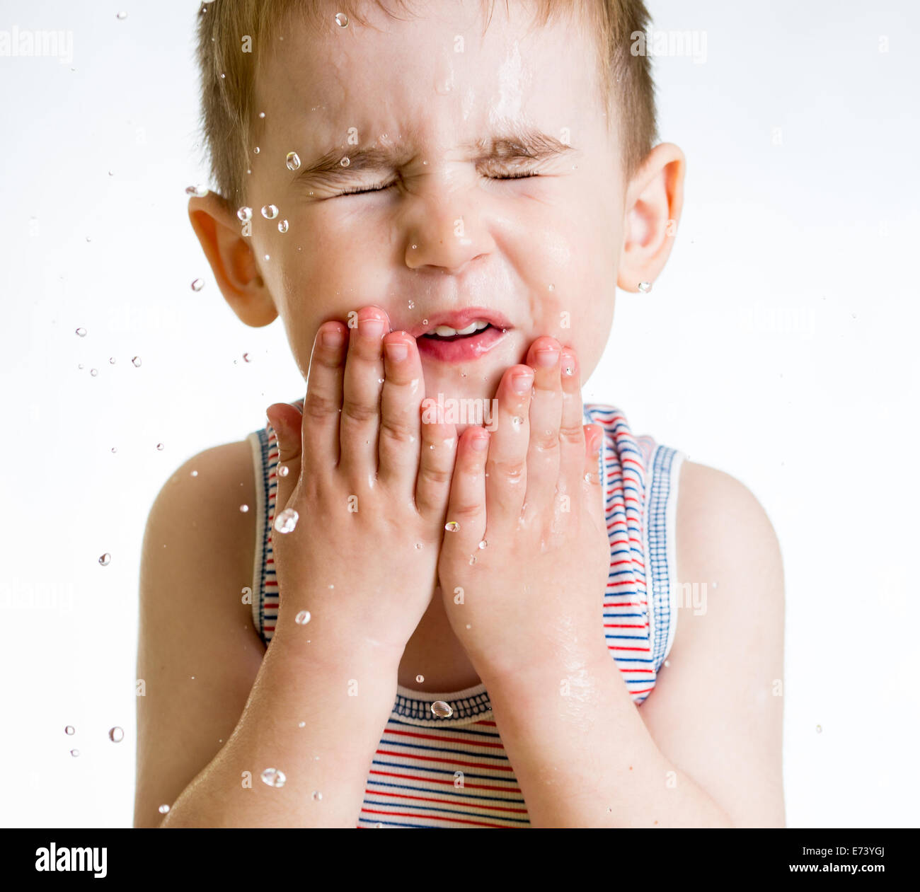 Socchiudendo gli occhi piccolo bambino faccia di lavaggio Foto Stock