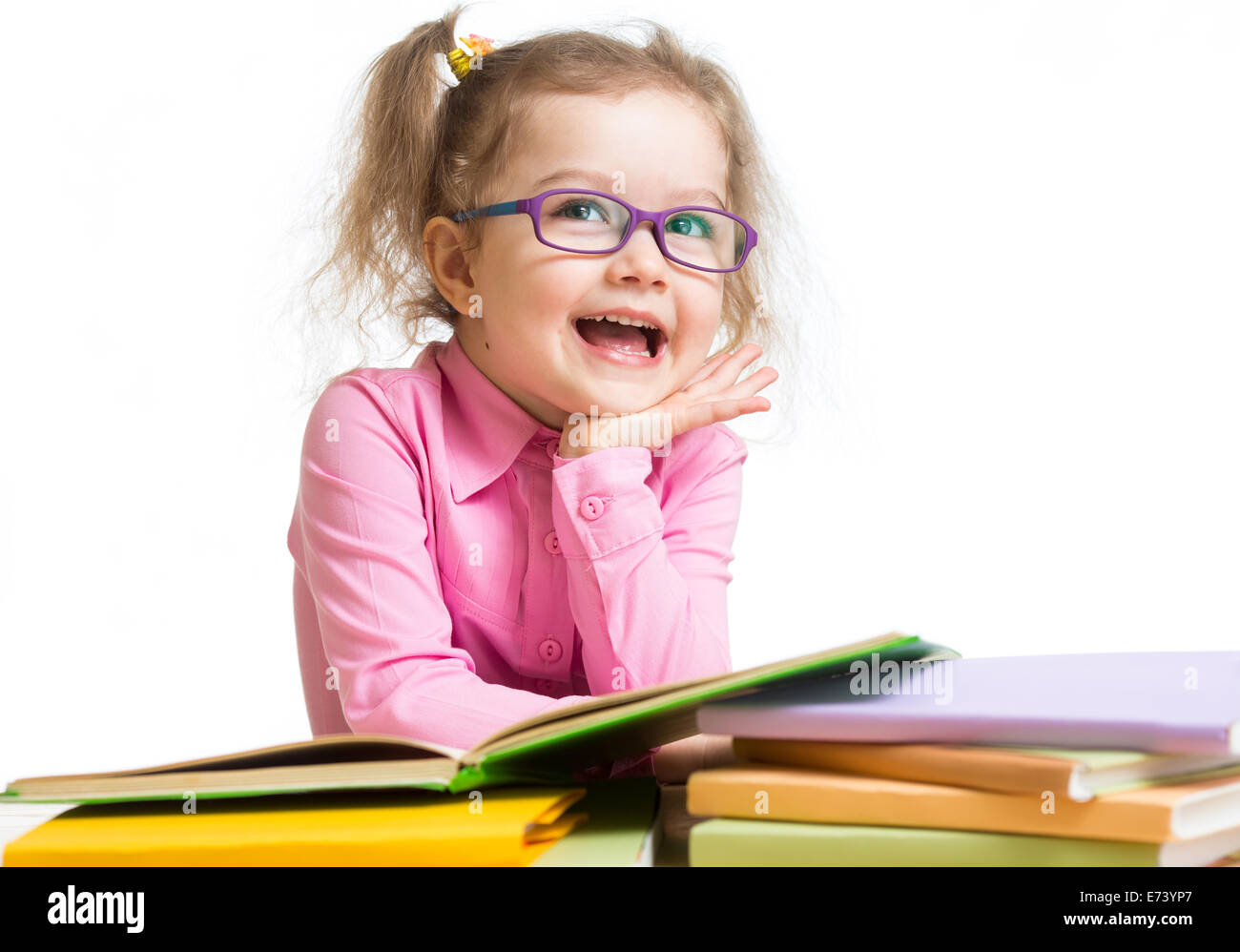 Funny kid ragazza con gli occhiali lettura di libri Foto Stock