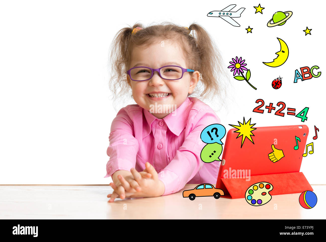 Kid di apprendimento o di giocare con il computer tablet Foto Stock