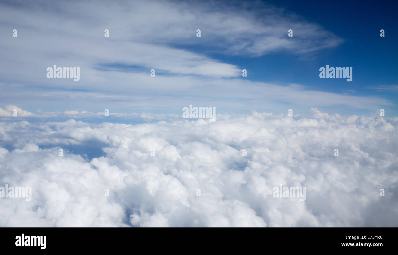 Il cloud cielo dalla finestra di aeroplano Foto Stock