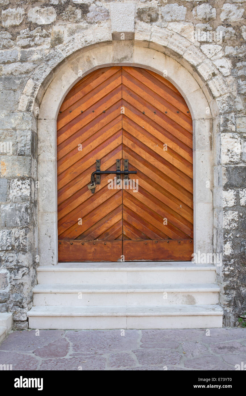 Porta di legno nel muro di pietra Foto Stock