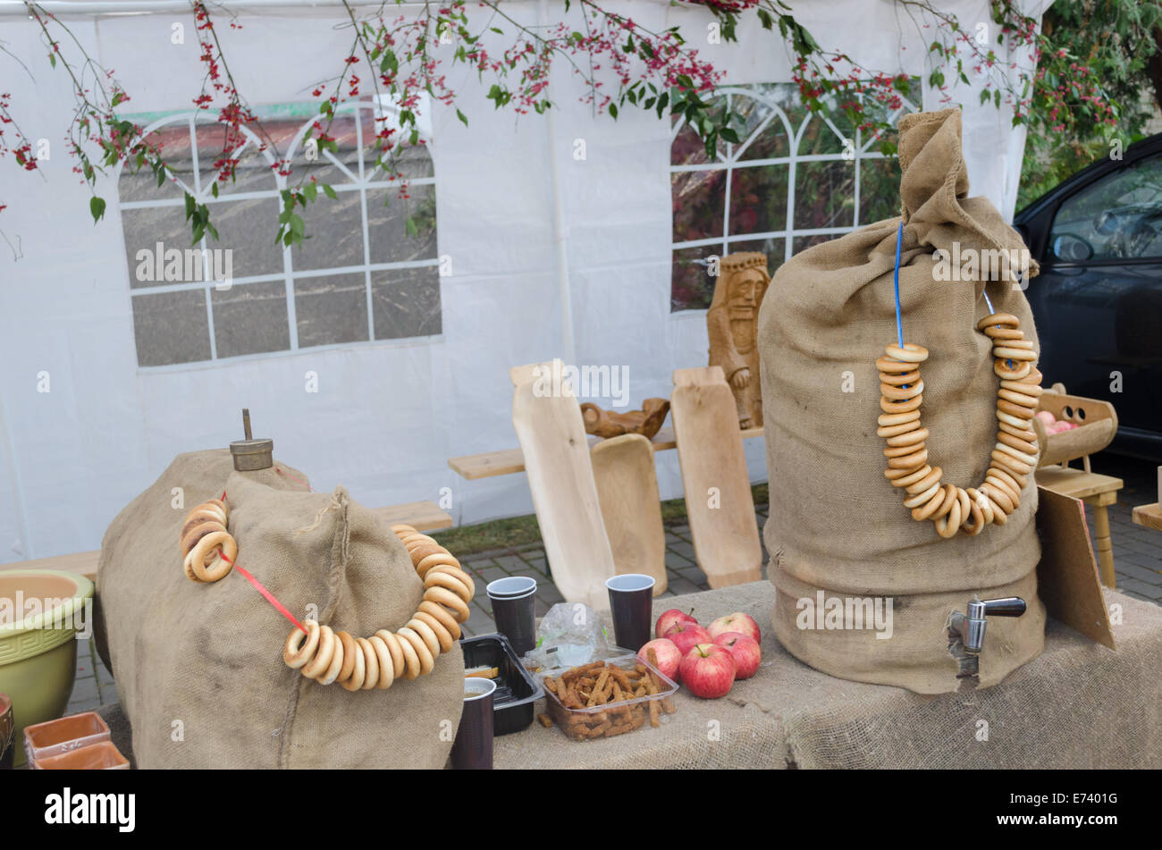 Mead canna nascosto sotto i sacchetti di lino Decorato con croccante di stringa in autunno fiera Foto Stock