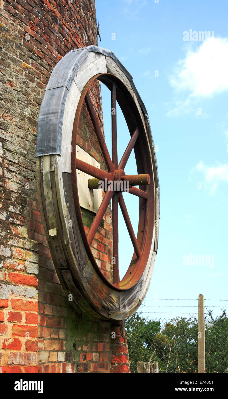 Parte restaurato ruota sulla parete esterna di Stubb mulino di drenaggio su Norfolk Broads a Hickling, Norfolk, Inghilterra, Regno Unito. Foto Stock