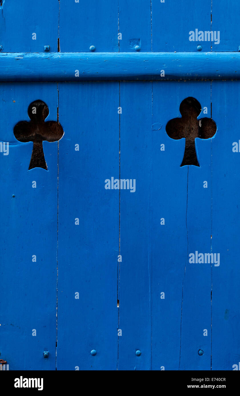 Recinto o gate con club due fori sagomati tagliato fuori di esso. Foto Stock