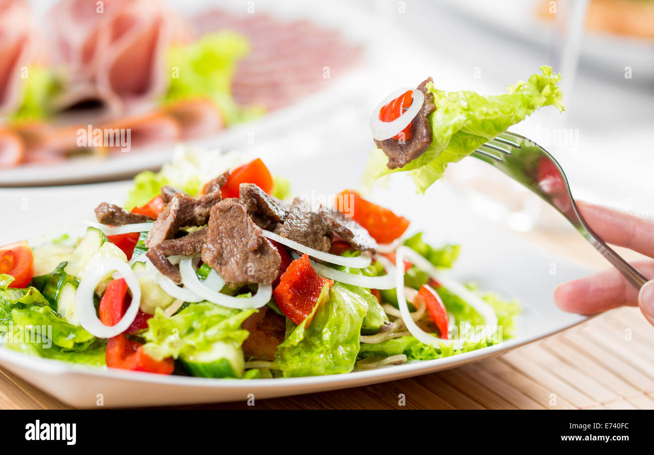 Insalata di verdure con carne di manzo Foto Stock