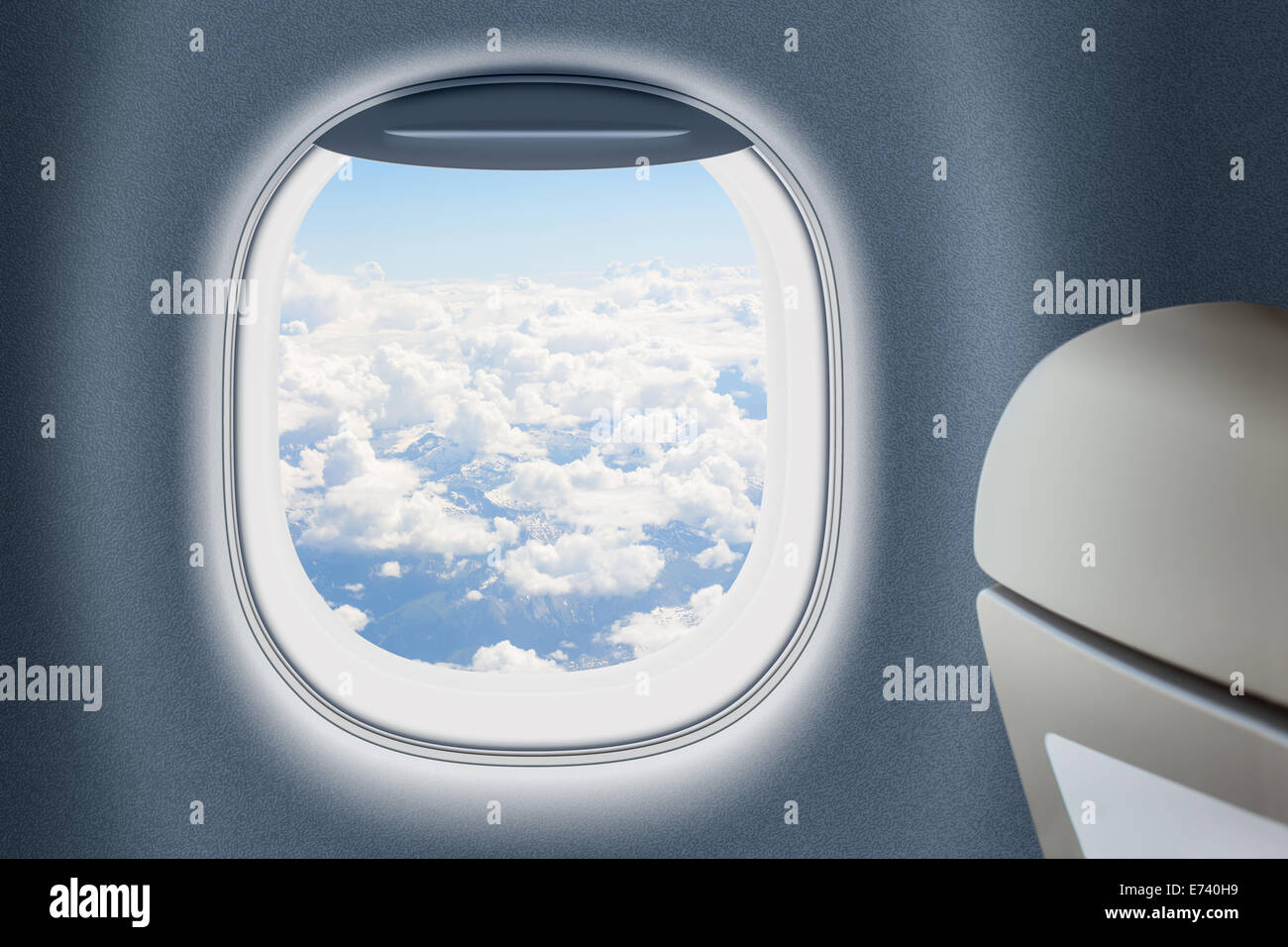 In aereo o in finestra jet con le nuvole dietro, il concetto di viaggio. Foto Stock
