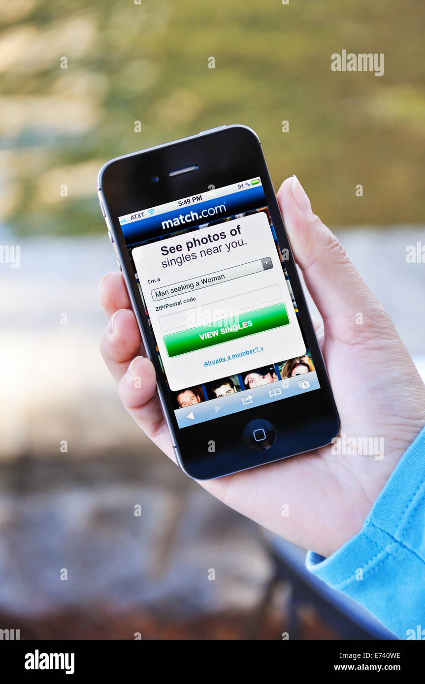 Lo schermo di iPhone mostra partita online dating website Foto Stock