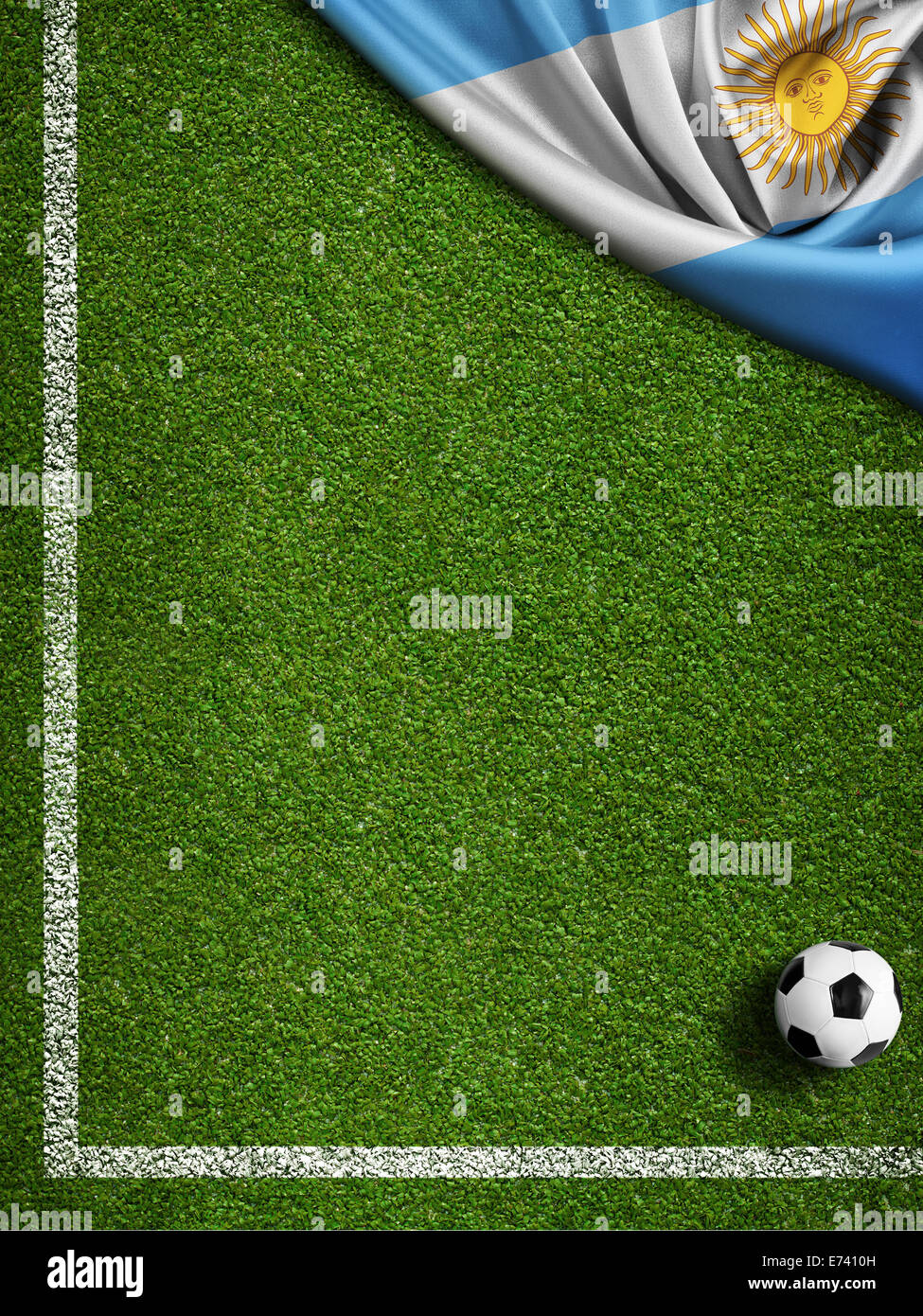 Campo di calcio con la sfera e la bandiera dell'Argentina Foto Stock